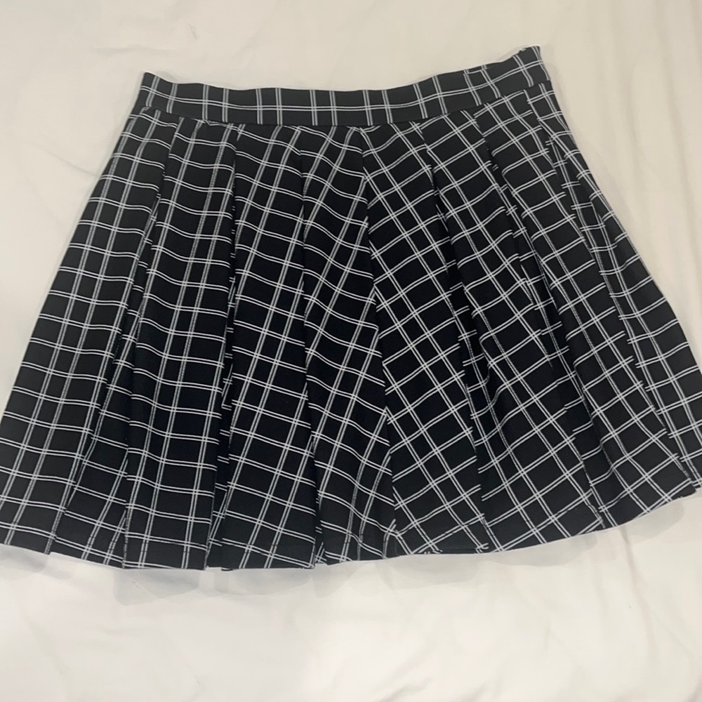 Shein black and white cross cross mid thigh length skirt.